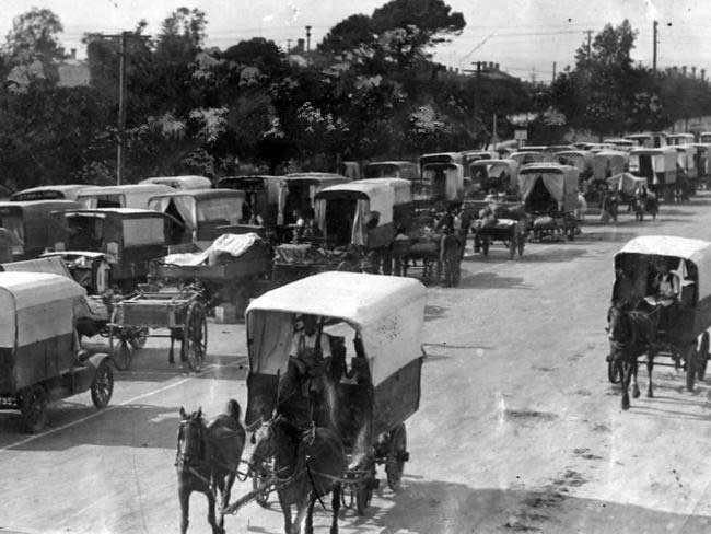 Seller's horse-drawn buggies head down Grefell St to pick up fruit and vegetables suppies
to sell in the suburbs at the East End Market, 1929.