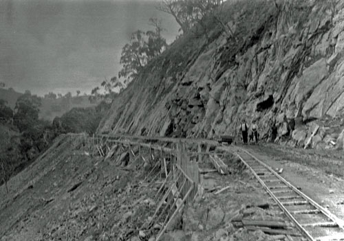 Old Gorge Road approaching The Cantilever 